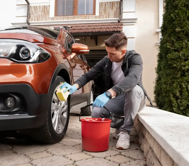 Lavage auto à domicile Châteauneuf-du-Faou : professionnel intervenant sur un véhicule